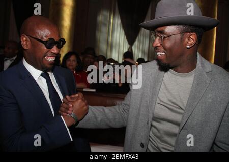 ***PHOTO DE FICHIER*** Music Executive, André Harrell, est décédé à 59. 14 FÉVRIER 2015 - NEW YORK, NY André Harrell & Diddy participe au NBA Players Association Party, le 14 février 2015 au CAPITOLE de New York. Crédit : Walik Goshorn/MediaPunch Banque D'Images