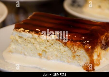 Traditionnel turc Ramadan dessert le Gullac avec pistache râpée sur le dessus qui est fait avec du lait, grenade. Dessert de la cuisine ottomane. Lait turc Banque D'Images