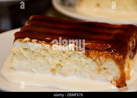 Traditionnel turc Ramadan dessert le Gullac avec pistache râpée sur le dessus qui est fait avec du lait, grenade. Dessert de la cuisine ottomane. Lait turc Banque D'Images