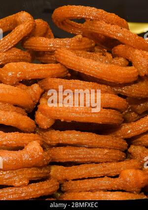 Halka Tatlısı (anneau doux), cercles frits d'or comme les beignets avec la semoule et le sirop de citron. Pâte douce frite appelée également churros turcs Banque D'Images