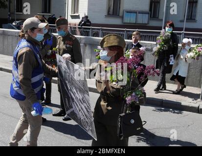 Kiev, Ukraine. 9 mai 2020. Les Ukrainiens portent des fleurs à la tombe du Soldat inconnu lors de la célébration du jour de la victoire à Kiev, en Ukraine, le 9 mai 2020. Les Ukrainiens marquent le 75e anniversaire de la victoire sur l'Allemagne nazie dans la deuxième guerre mondiale, dans le contexte de l'épidémie de coronavirus COVID-19 en Ukraine. Crédit : Serg Glovny/ZUMA Wire/Alay Live News Banque D'Images