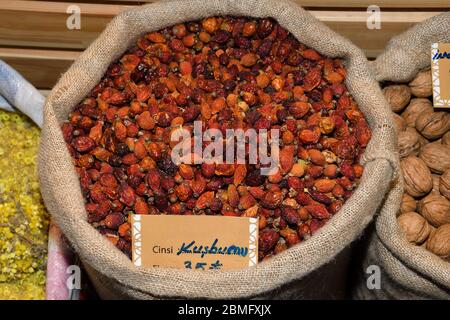 La hanche ou le rosehip de rose séché, également appelé la harde de rose et l'hépatite de rose, est le fruit accessoire de la plante de rose. Banque D'Images