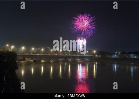 Soirée Guy Fawkes / feu d'artifice de nuit Bonfire à Lancaster se reflétant dans la rivière Lune Banque D'Images