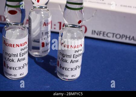 Viersen, Allemagne - mai 8. 2020: Gros plan de la boîte de médicament Adrenalin avec des flacons d'injection Banque D'Images