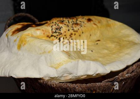 Le lavash est un pain plat doux, mince et sans levain fait dans un tandoor et mangé dans tout le Caucase du Sud, l'Asie occidentale et les zones entourant le CASPIA Banque D'Images