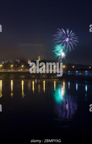 Soirée Guy Fawkes / feu d'artifice de nuit Bonfire à Lancaster se reflétant dans la rivière Lune Banque D'Images