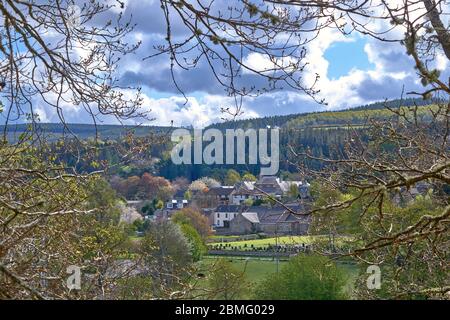 ABERTOUR MORAY ÉCOSSE VUE SUR LA VILLE ET LES ARBRES AU PRINTEMPS DEPUIS LE SENTIER SPEYSIDE WAY Banque D'Images