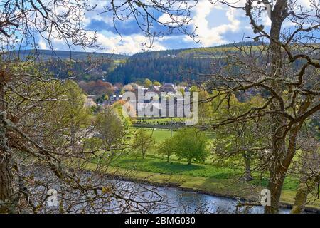 ABERTOUR MORAY ÉCOSSE VUE SUR LA VILLE DE LA RIVIÈRE SPEY ET LES ARBRES AU PRINTEMPS DEPUIS LE SENTIER DE SPEYSIDE WAY Banque D'Images