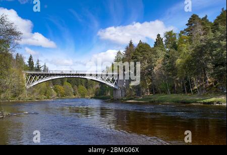 CARRON MORAY ÉCOSSE LA ROUTE ET LE PONT FERROVIAIRE AU-DESSUS DE LA RIVIÈRE SPEY AVEC DES ARBRES AU PRINTEMPS Banque D'Images
