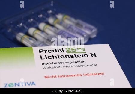 Viersen, Allemagne - mai 8. 2020: Gros plan de la boîte isolée Predni 25 mg et blister avec flacons d'injection, fond bleu Banque D'Images