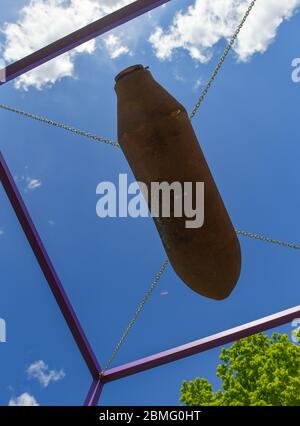 05 mai 2020, Brandebourg, Cottbus: Une bombe aérienne de la Seconde Guerre mondiale a été accrochée dans le parc comme une installation d'art et fait partie de l'exposition spéciale 'Branitz 1945. L'exposition traite pour la première fois 75 ans après la fin de la guerre du sort du patrimoine princier à et après 'zéro heure'. Il fait état de la destruction, de l'expulsion de la famille Pückler et de la sauvegarde des œuvres d'art. il va à la recherche de traces et raconte les premiers gens de musée et les gardes du parc, du pillage et de la provenance et des lapins et des concombres dans le parc princier. « Branitz 1945 » est une spécification Banque D'Images