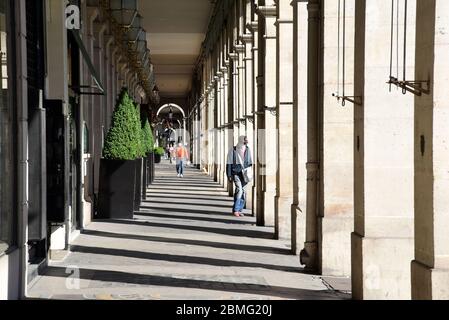 Paris (France) : passants sous les arcades de la rue de Rivoli ? rue portant des masques faciaux pendant l'épidémie de Covid-19, le 15 avril 2020 Banque D'Images