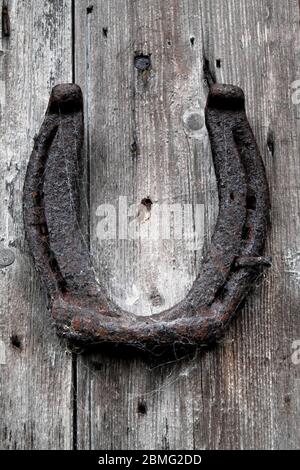 Horseshoe trouvé sur une porte dans le nord du Perthshire, en Écosse, au Royaume-Uni Banque D'Images