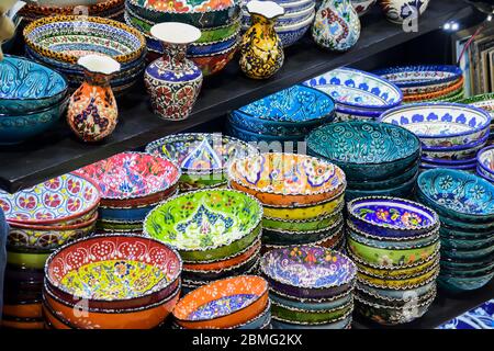 Collection de céramiques turques en vente au Grand Bazar à Istanbul, Turquie. Assiettes souvenirs en céramique ornementales colorées de Turquie Banque D'Images