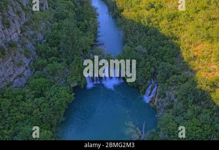 Vue aérienne sur la cascade du canyon de la rivière Krka en Croatie Banque D'Images