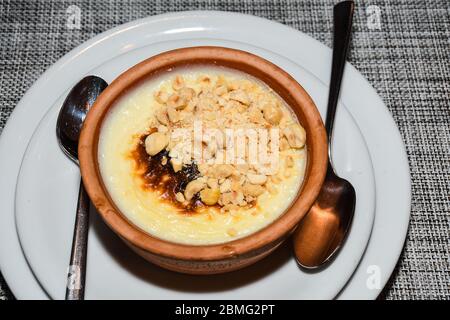 Fırın Sütlaç, riz cuit à la turque. Le riz au lait est un plat à base de riz mélangé à de l'eau ou du lait et à d'autres ingrédients tels que la cannelle et le rara Banque D'Images