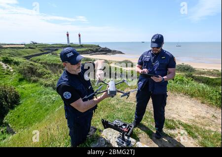 Île d'AIX (ouest de la France), éclosion et quarantaine du coronavirus le 13 avril 2020. Des policiers (gendarmes français) utilisent des drones pour faire respecter le loc Banque D'Images