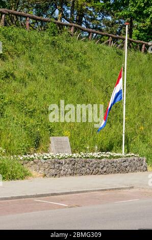 Rotterdam, pays-Bas, 4 mai 2020 : demi-mât drapeau hollandais à un monument de guerre sur Parkkade (Park Quay) le jour du souvenir Banque D'Images