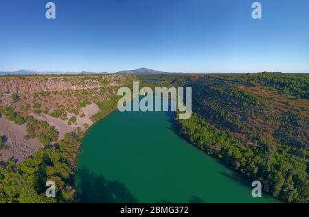 Vue aérienne de Brljan lake en Croatie dans la région de canyon de la rivière Krka Banque D'Images