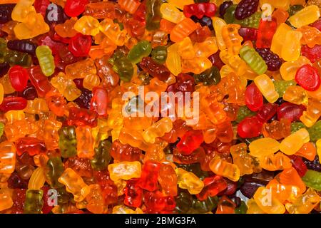 Assortiment de bonbons gélifiés à base de gelée de fruits. Arrière-plan de bonbons colorés de sucre sucreries et de marmelade. Banque D'Images