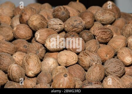 Tas de noix de muscade sèches sur le marché ouvert. Fresh mace et Nutmeg avec mise au point sélective Banque D'Images