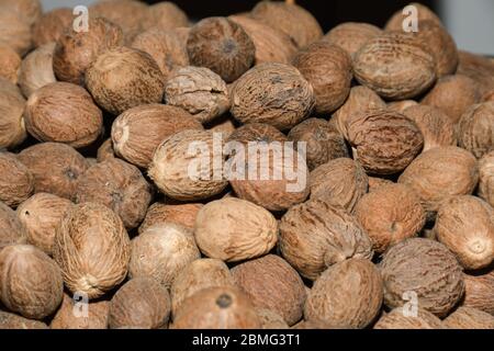 Tas de noix de muscade sèches sur le marché ouvert. Fresh mace et Nutmeg avec mise au point sélective Banque D'Images