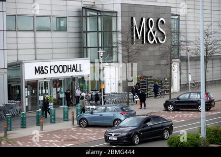 Glasgow, Écosse 9 mai 2020 Marks and Spencer Foodhall au centre commercial de Braehead. Avec le Premier Ministre Boris Johnson due à faire une annonce sur la sortie de verrouillage le dimanche soir, les gens s'adaptent à la nouvelle norme. Crédit: Chris McNulty/Alay Live News Banque D'Images