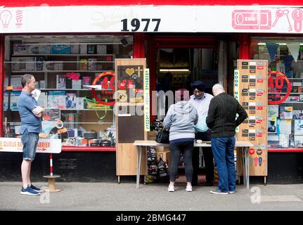 Glasgow, Écosse 9 mai 2020 des gens attendent en file d'attente devant un magasin de quincaillerie sur Paisley Road West de Glasgow. Avec le Premier Ministre Boris Johnson due à faire une annonce sur la sortie de verrouillage le dimanche soir, les gens s'adaptent à la nouvelle norme. Crédit: Chris McNulty/Alay Live News Banque D'Images