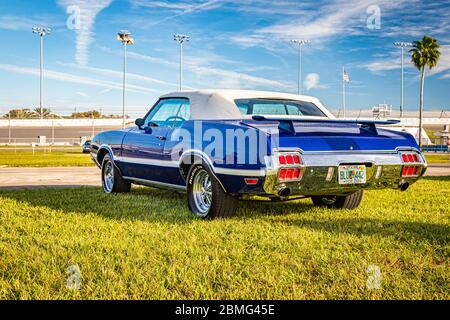 Daytona Beach, FL - 24 novembre 2018 : Blue 1972 Oldsmobile Cutlass 442 à l'automne 2018 Daytona Turkey Run. Banque D'Images