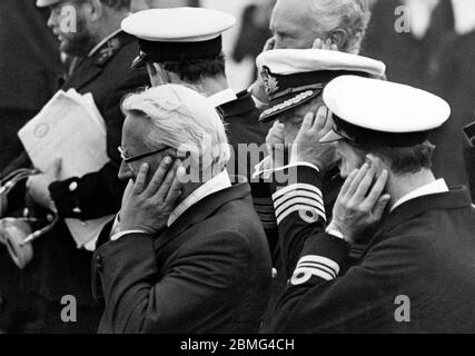 AJAXNETPHOTO. 31 AOÛT 1975.LONDRES, ANGLETERRE. - LES OREILLES SOURDES - FT CLIPPER RACE - MR EDWARD HEATH, PHOTOGRAPHIÉ AVEC DES OREILLES EN BOÎTE, AVEC LE COMMANDANT DE LA FRÉGATE HMS LONDONDERRY ET D'AUTRES OFFICIERS COMME CANON À SALER DU NAVIRE A ÉTÉ TIRÉ POUR DÉMARRER QUATRE YACHTS À L'OCCASION D'UNE TENTATIVE RECORD DE REJOINDRE SYDNEY, EN AUSTRALIE, EN MOINS DE 69 JOURS. PHOTO:JONATHAN EASTLAND/AJAX REF:750209 4 75 Banque D'Images