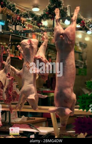 AJAXNETPHOTO. BOUGIVAL, FRANCE. VITRINE DE BOUCHER - VITRINE DE LA BOULANGERIE-CHARCUTERIE. PHOTO:JONATHAN EASTLAND/AJAX REF:DX0601 3153 Banque D'Images