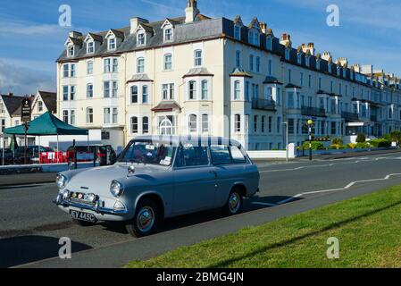 Llandudno, Royaume-Uni : 6 mai 2019 : une version rare du Ford Anglia 105E garée sur la promenade de Llandudno. Banque D'Images