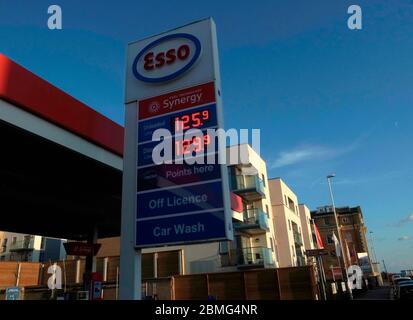 AJAXNETPHOTO. 2019. WORTHING, ANGLETERRE. - PRIX À LA POMPE - AFFICHAGE ÉLECTRONIQUE AFFICHE LE PRIX DU CARBURANT PAR LITRE À LA POMPE AVANT LA PANDÉMIE DE CORONAVIRUS EN 2020. PHOTO:JONATHAN EASTLAND/AJAX REF:GR192209 9653 Banque D'Images