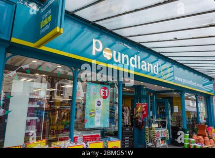 Llandudno, Royaume-Uni : 6 mai 2019 : Poundland exploite une chaîne nationale de magasins à prix réduits comme celui-ci sur la rue Mostyn, Llandudno. Banque D'Images