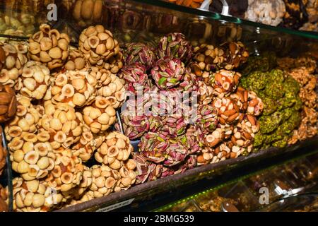 Divers types de gâteaux, tarte, mousse, tartes à vendre dans la boulangerie ou pâtisserie, concept de luxe gastronomique pour la barre de bonbons. Joyeux anniversaire dessert spécialités Banque D'Images