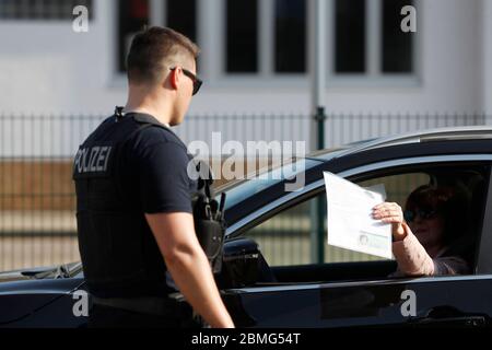 Forbach (nord-est de la France), épidémie de coronavirus, Covid-19. Contrôle de police effectué par des agents allemands à la frontière franco-allemande le 8 avril 2020. Ici, ch Banque D'Images