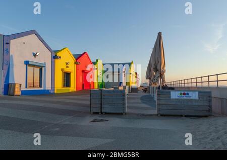 Prestatyn, Royaume-Uni : 2 juillet 2019 : une scène générale de la promenade de Prestatyn avec des kiosques colorés et un café de plage qui sont fermés pour la journée. Banque D'Images