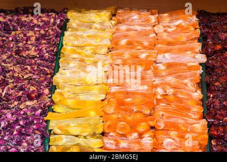 Divers types de gâteaux, tarte, mousse, tartes à vendre dans la boulangerie ou pâtisserie, concept de luxe gastronomique pour la barre de bonbons. Joyeux anniversaire dessert spécialités Banque D'Images