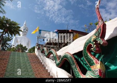 Grande statue de bouddha blanc sur la montagne à Wat Roi Phra Phutthabat Phu Manorom pour les gens thaïlandais et les voyageurs étrangers Voyage visite et respect prier à Banque D'Images