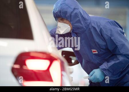 Allemagne, Saarbrucken: Épidémie de coronavirus, Covid-19, le 10 avril 2020. Centre de dépistage du coronavirus au drive-in, dépistage nasal supervisé par le germe Banque D'Images