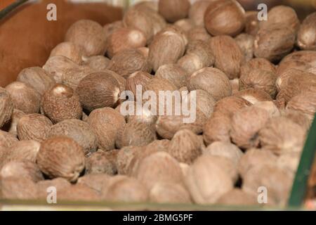 Tas de noix de muscade sèches sur le marché ouvert. Fresh mace et Nutmeg avec mise au point sélective Banque D'Images