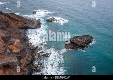 Falaises et vue aérienne de l'océan depuis le sentier côtier de l'île de Santo Antao, au Cap-Vert, en Afrique Banque D'Images