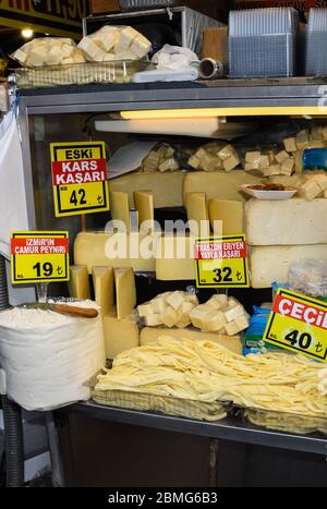 Fromage turc: beyaz peynir (fromage blanc de brebis, feta grec), kaşar peynir jaune (« kasher », kasseri grec), jeune, sucré ou âgé Banque D'Images