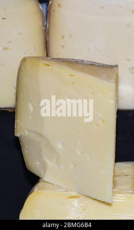 Fromage turc: beyaz peynir (fromage blanc de brebis, feta grec), kaşar peynir jaune (« kasher », kasseri grec), jeune, sucré ou âgé Banque D'Images