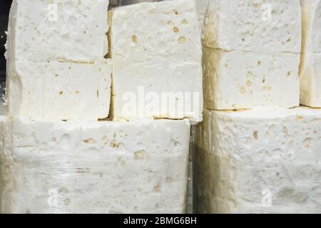 Fromage turc: beyaz peynir (fromage blanc de brebis, feta grec), kaşar peynir jaune (« kasher », kasseri grec), jeune, sucré ou âgé Banque D'Images