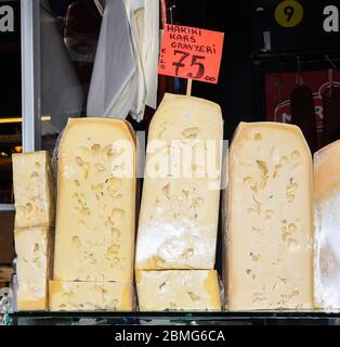 Fromage turc: beyaz peynir (fromage blanc de brebis, feta grec), kaşar peynir jaune (« kasher », kasseri grec), jeune, sucré ou âgé Banque D'Images