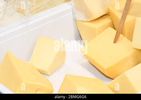 Fromage turc: beyaz peynir (fromage blanc de brebis, feta grec), kaşar peynir jaune (« kasher », kasseri grec), jeune, sucré ou âgé Banque D'Images