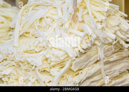 Fromage turc: beyaz peynir (fromage blanc de brebis, feta grec), kaşar peynir jaune (« kasher », kasseri grec), jeune, sucré ou âgé Banque D'Images