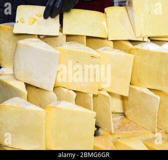 Fromage turc: beyaz peynir (fromage blanc de brebis, feta grec), kaşar peynir jaune (« kasher », kasseri grec), jeune, sucré ou âgé Banque D'Images