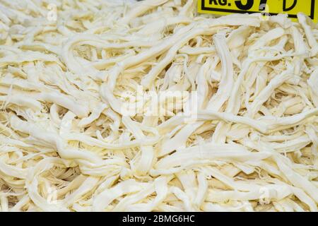 Fromage turc: beyaz peynir (fromage blanc de brebis, feta grec), kaşar peynir jaune (« kasher », kasseri grec), jeune, sucré ou âgé Banque D'Images